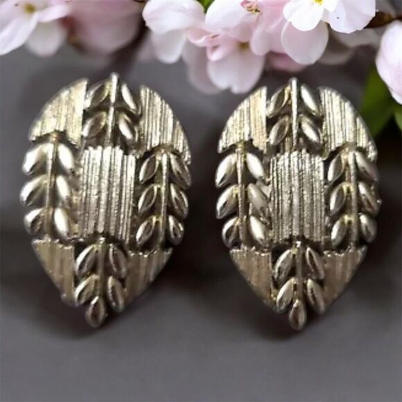Lisner Jewelry - Vintage Lisner Clip-On Earrings – 1.75 Inches, Classic Retro Jewelry
